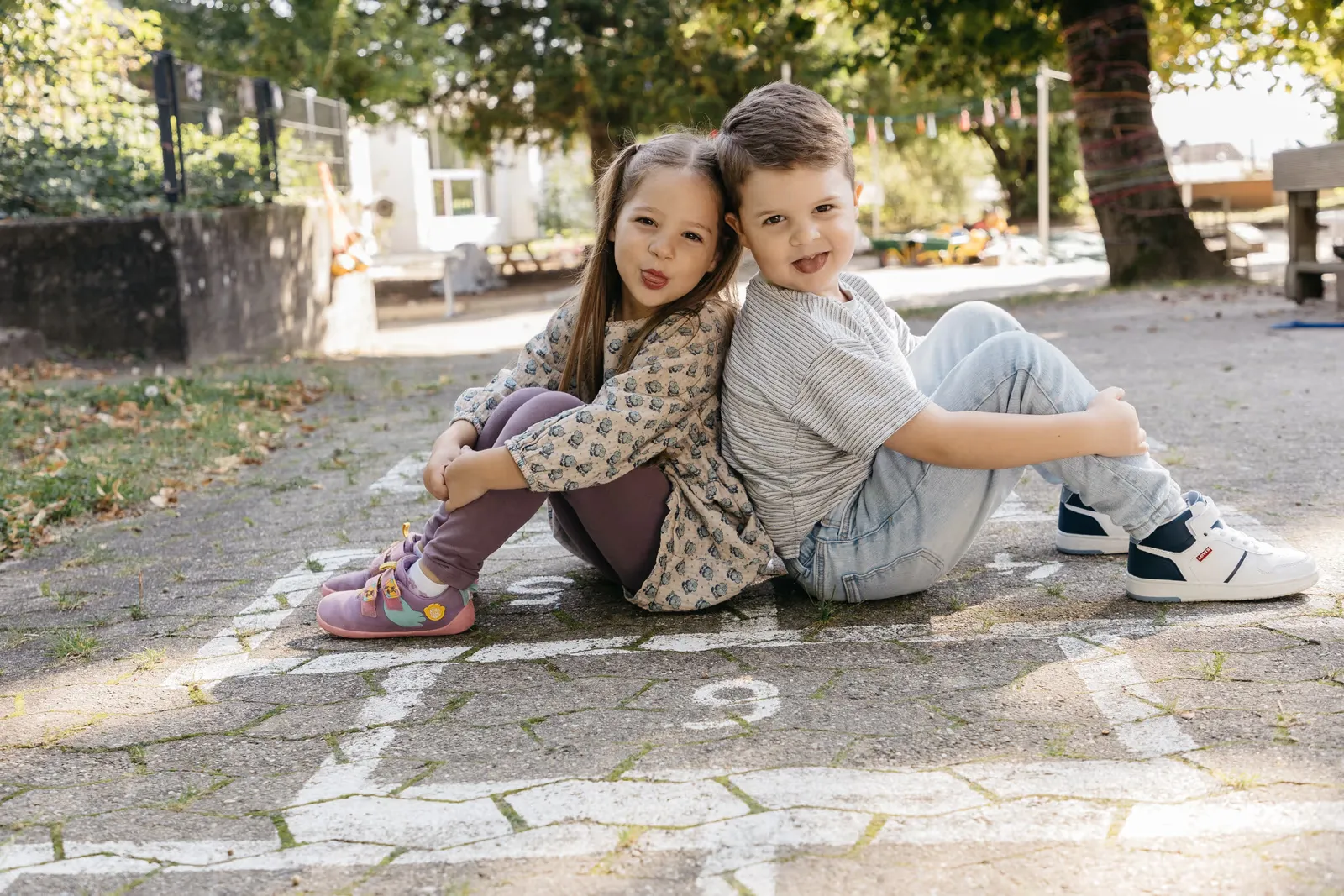 Kindergartenfotografie Göppingen – Kind beim Fototag im Freien
