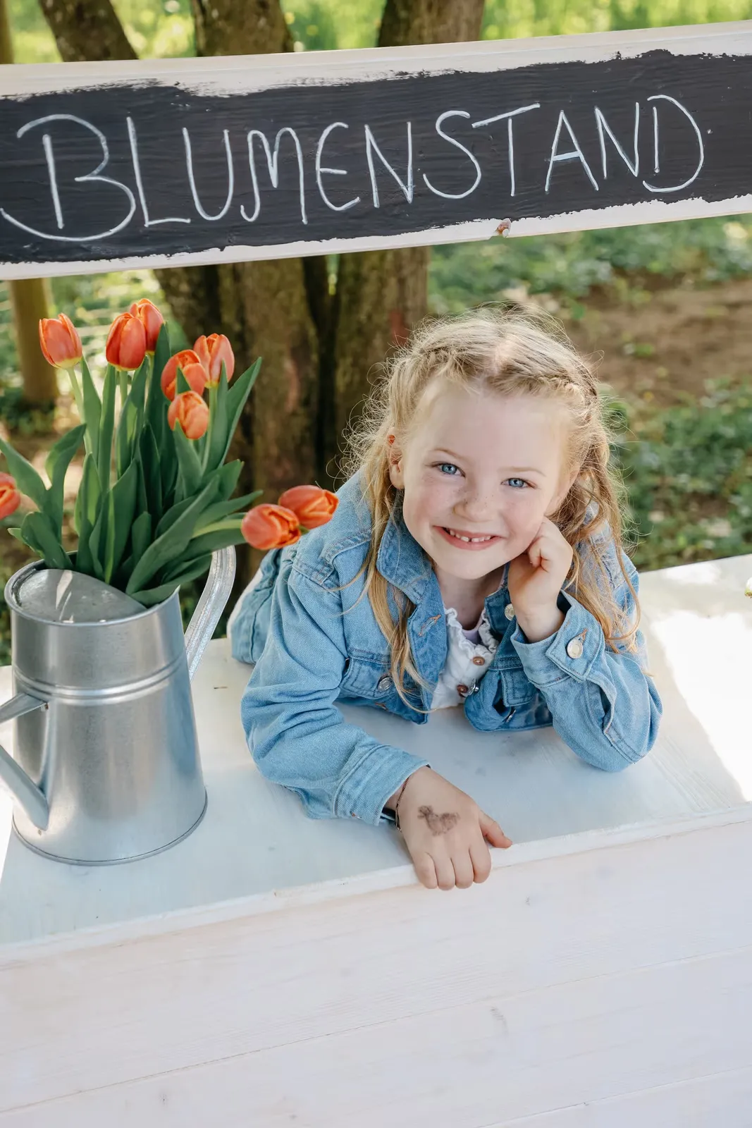 Fröhliches Kind beim Kindergarten-Fototag in Göppingen